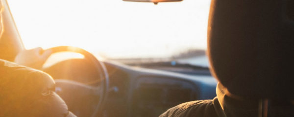 Conducteur au volant de sa voiture