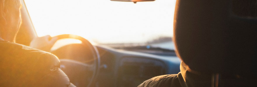 Conducteur au volant de sa voiture